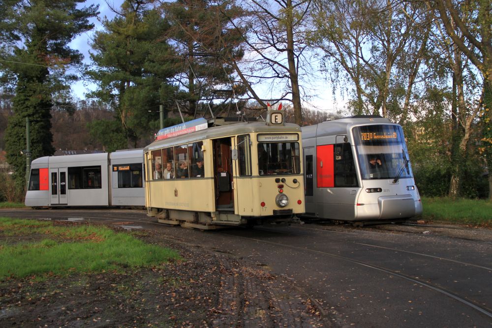 Der Neusser in der Straßenbahnschleife am Bahnhof Düsseldorf-Gerresheim