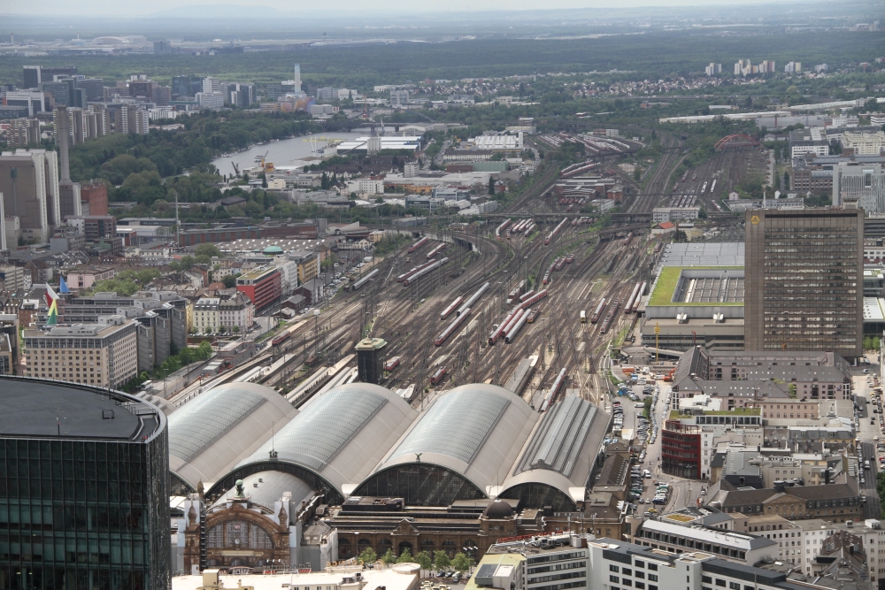 Ausblick vom Maintower auf den Hauptbahnhof