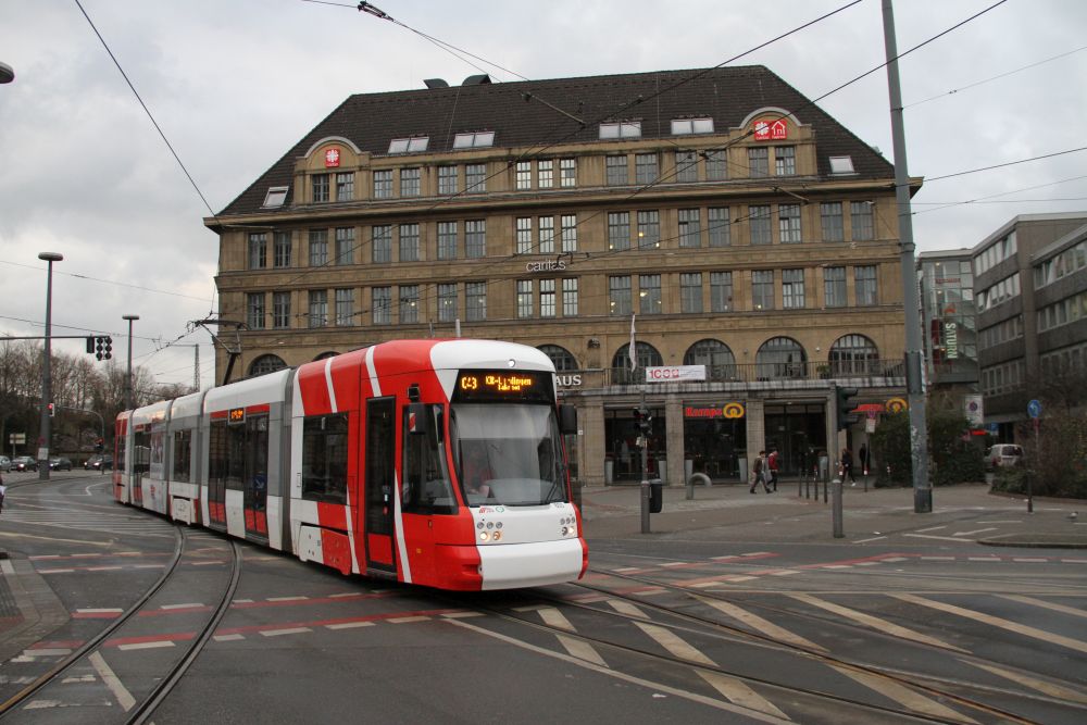 Krefelder Straßenbahn vor dem Hansahaus am Hauptbahnhof